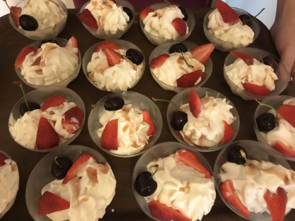 Desserts met slagroom en aardbei