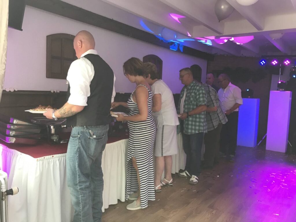 Gasten bij het buffet