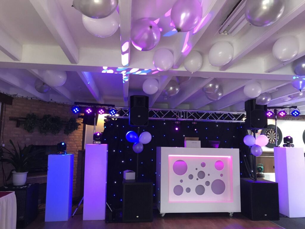 De zaal met DJ-booth en ballonnen